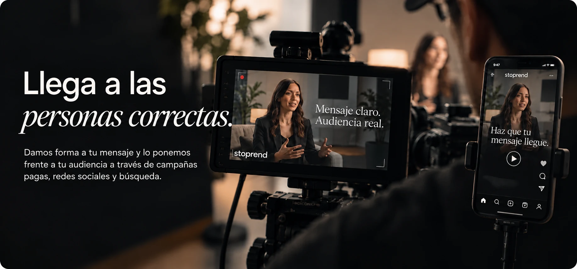 Creadora grabando contenido frente a una cámara