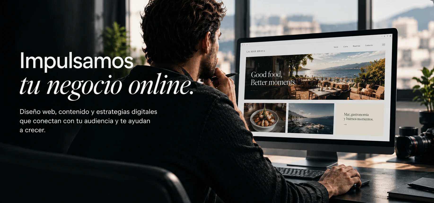 Diseñador trabajando en una web desde su ordenador
